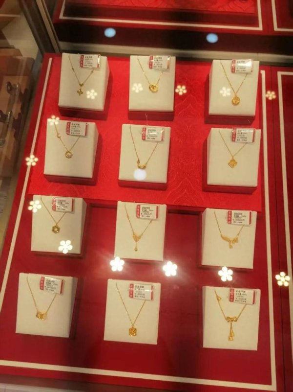 策略聚宝 多家主流珠宝品牌“一口价”黄金饰品将启动涨价，周大福店员：十一之后，涨幅在20%-30%